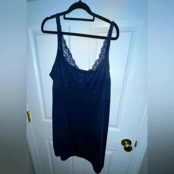 ☘️ NWOT Avenue Body Lace Gown Size 22/24 - Picture 2 of 4